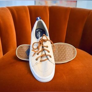 NWOT women’s Sperry Crest Vibe canvas sneaker 10
